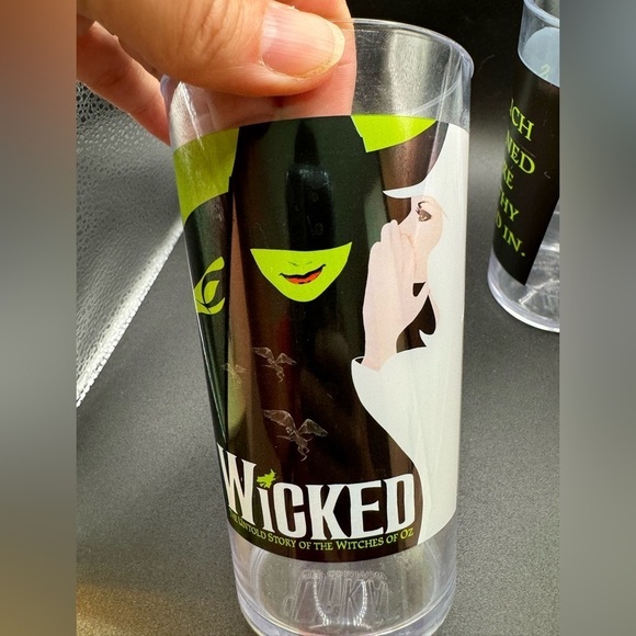 Set of 2 Broadway’s Wicked the Musical Souvenir Plastic Cups (no lids) 16 fl oz - Picture 5 of 7